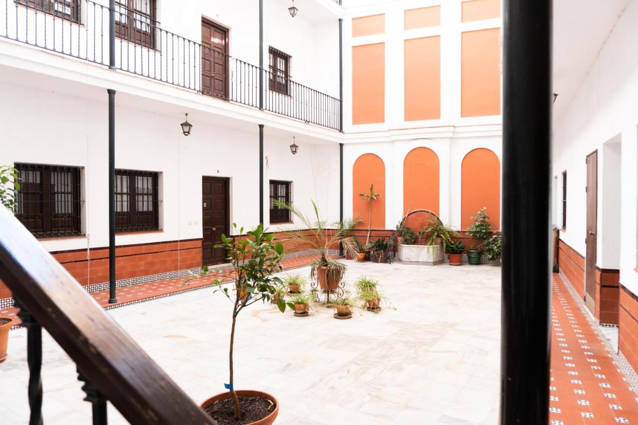 Muy Centrico Apto. En Tipico Patio Sevillano Exterior photo